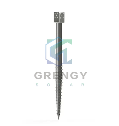 Tumpukan skru di tanah berbatu